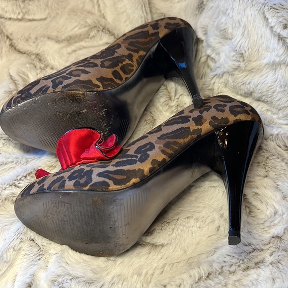 Steve Madden leopard 4 inch heels beautiful red accent - Picture 3 of 5